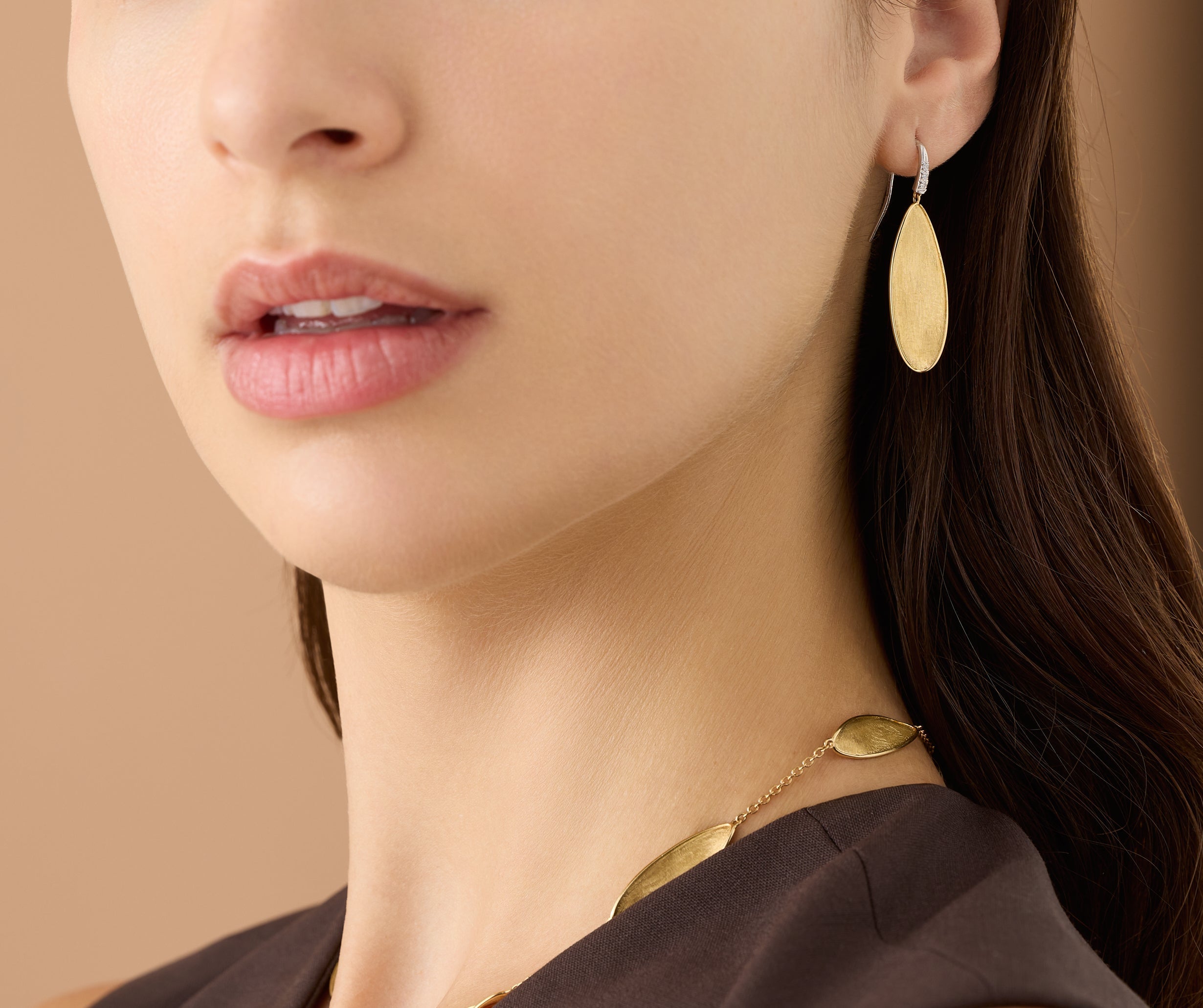 18kt yellow gold pendant earrings with diamonds