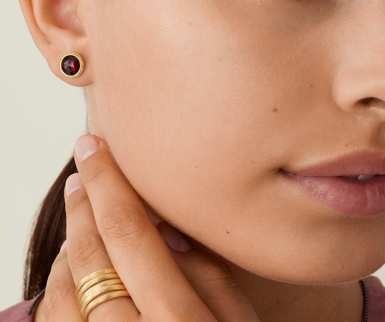18kt yellow gold stud earrings with Red Garnet, small