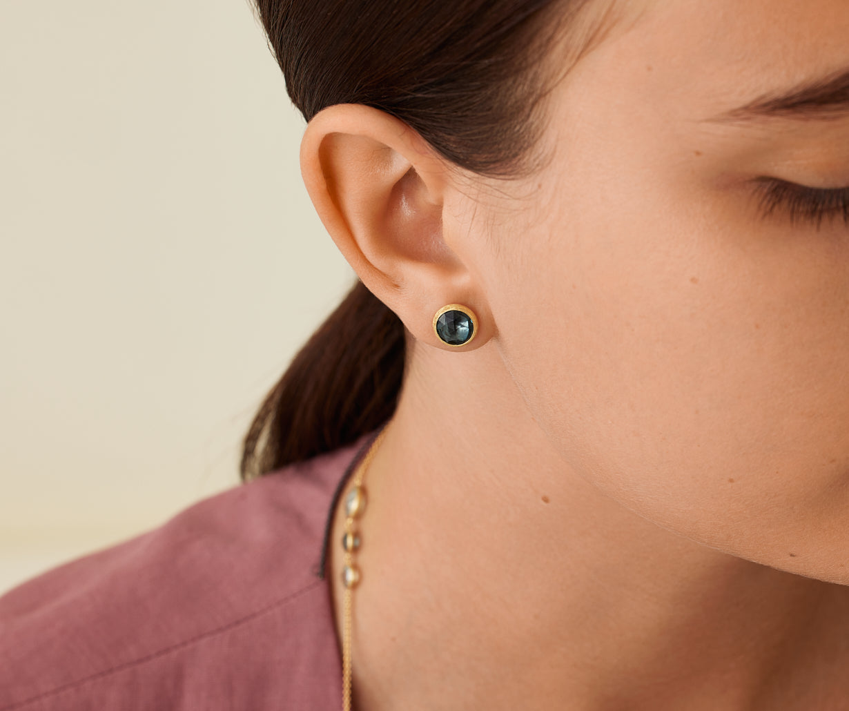 18kt yellow gold stud earrings with London topaz, small