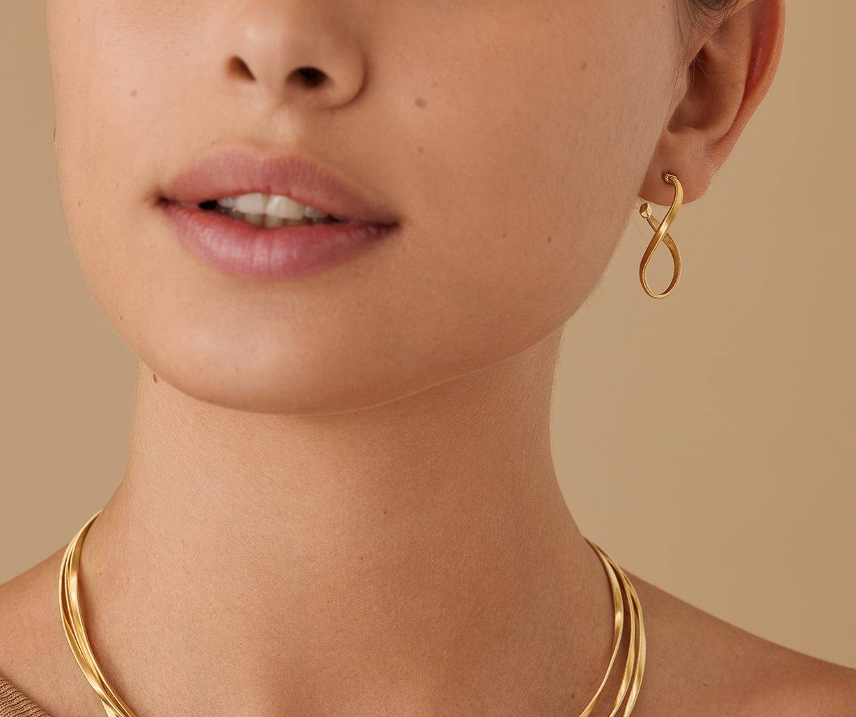 18kt yellow gold twisted irregular hoop earrings, small