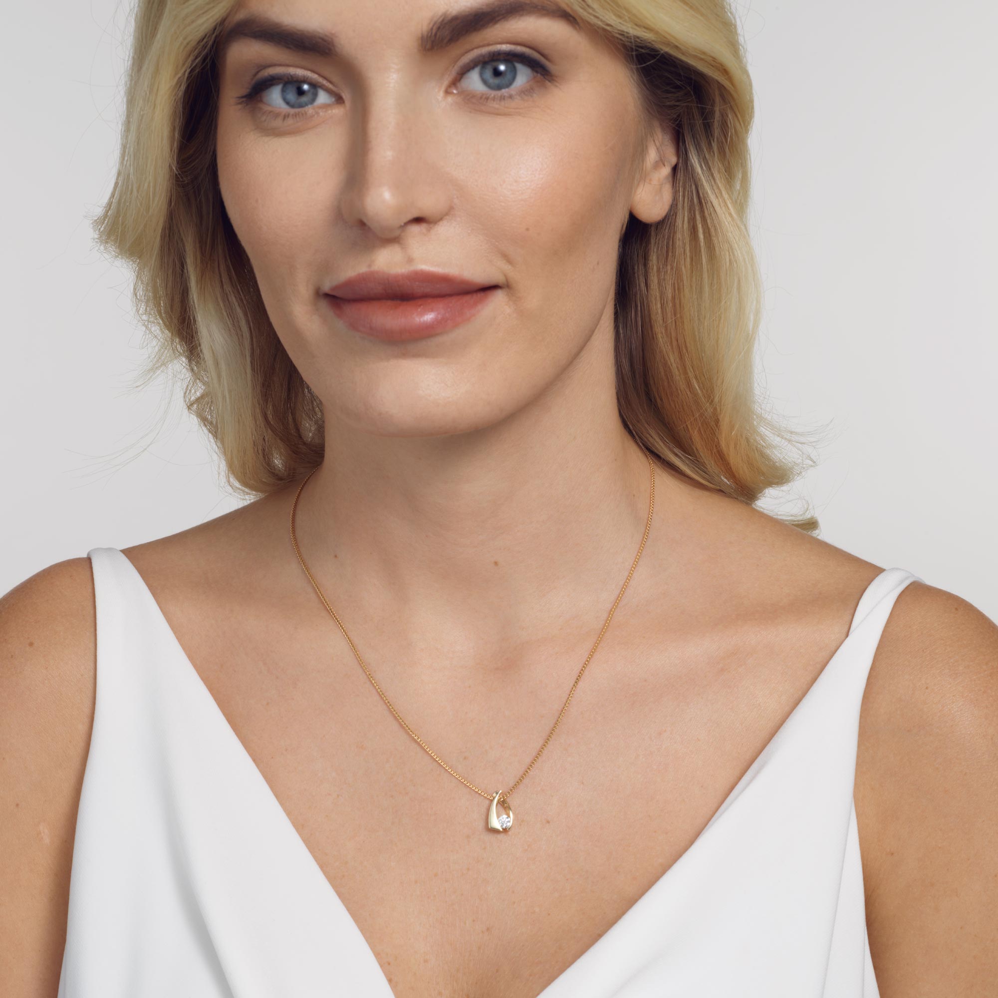 Oyster Small Solitaire Diamond Pendant Necklace