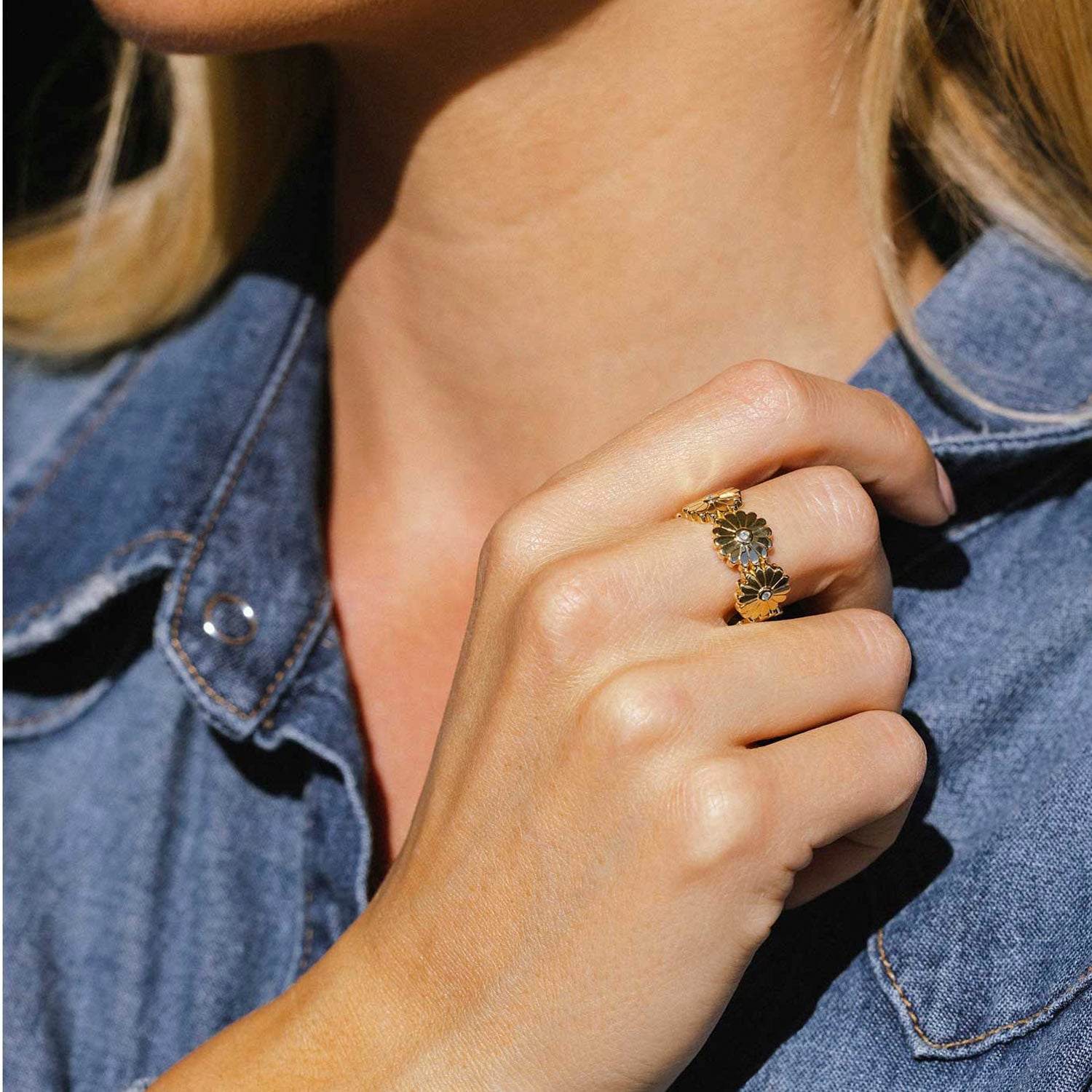 14k Gold Flower Power Daisy Band Ring
