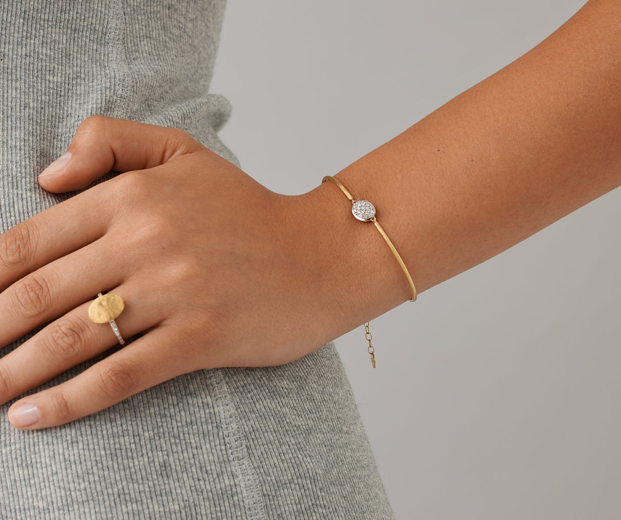 Semi-rigid bracelet