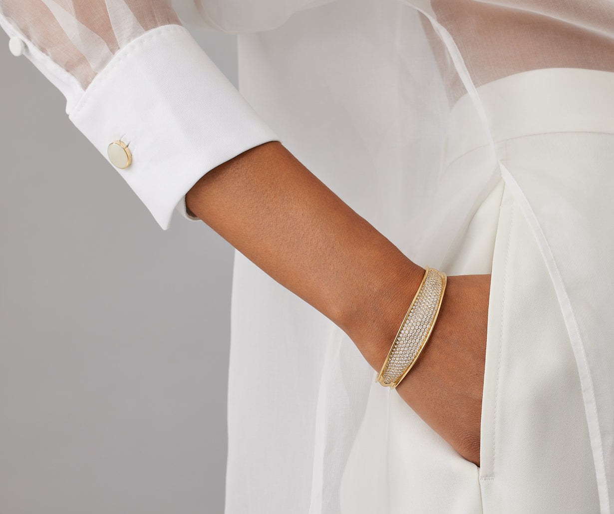 18kt yellow gold bangle with diamonds