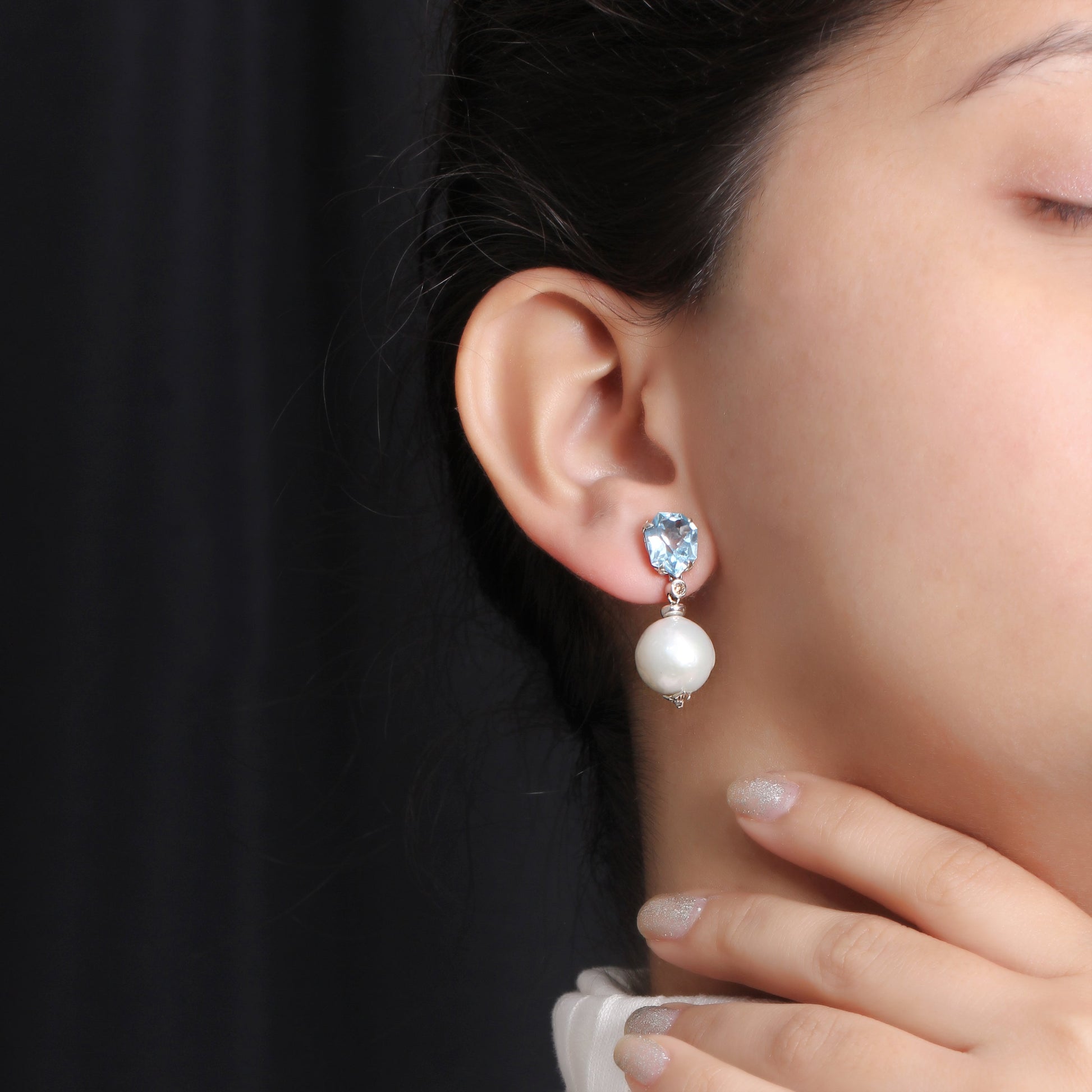 galactical-white-baroque-pearl-blue-topaz-andchampagne-diamond-earring-in-sterling-silver