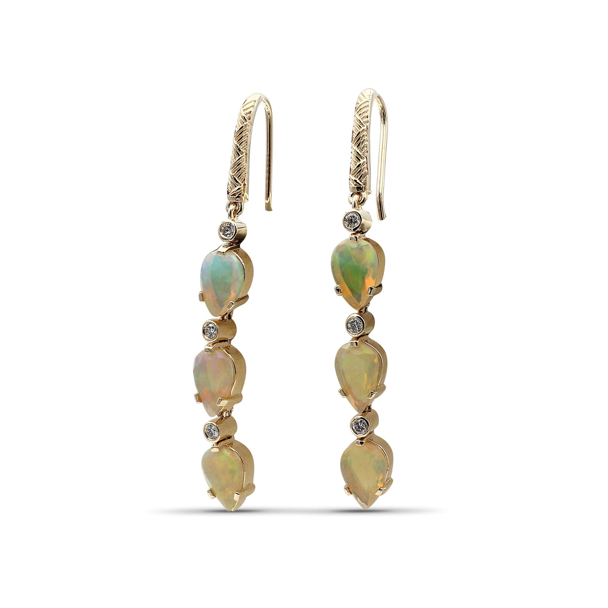 luxury-opal-4-7ct-and-diamond-0-30ct-earring-in-18k-gold