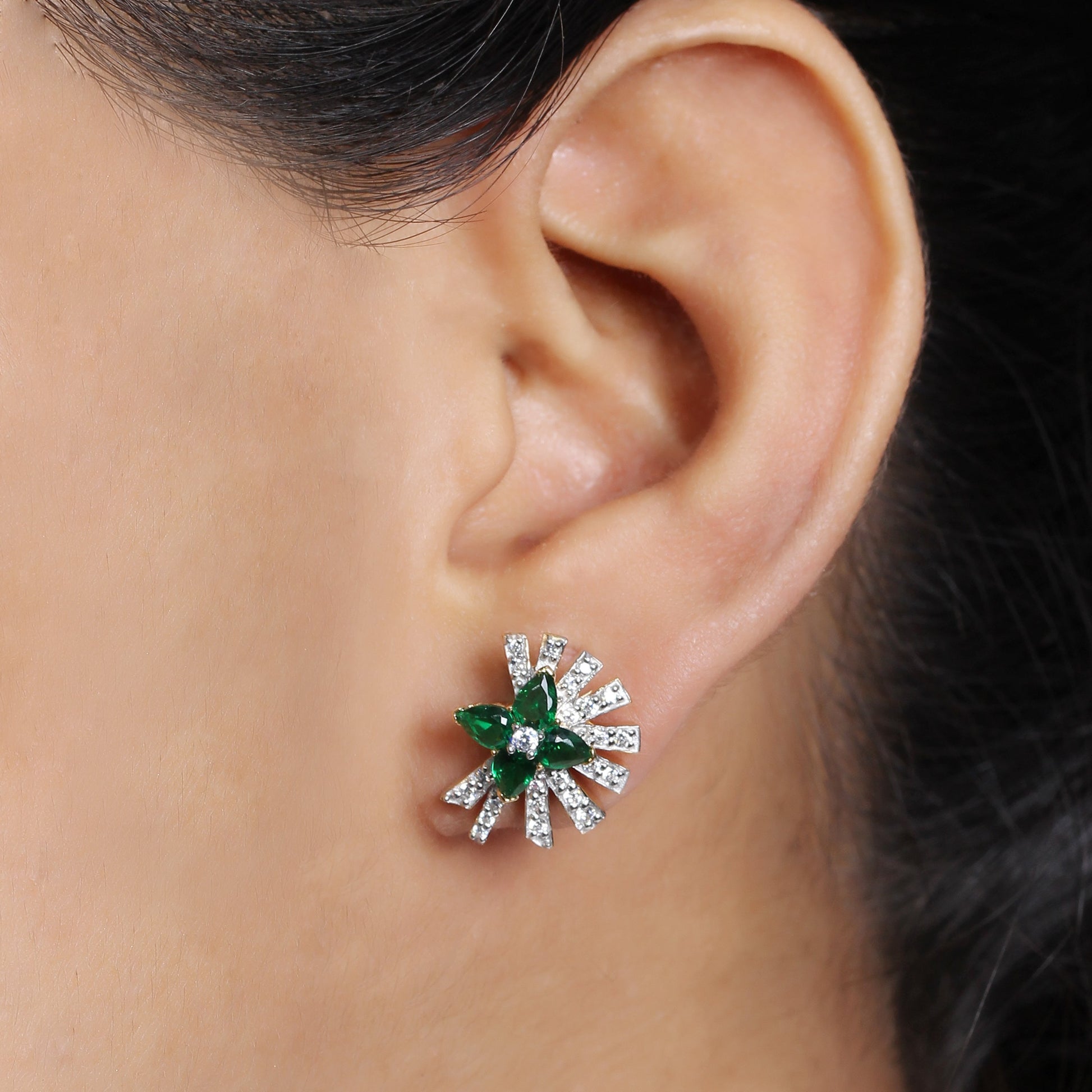 sunray-emerald-1-05ct-and-diamond-0-55ct-earring-in-18k-gold