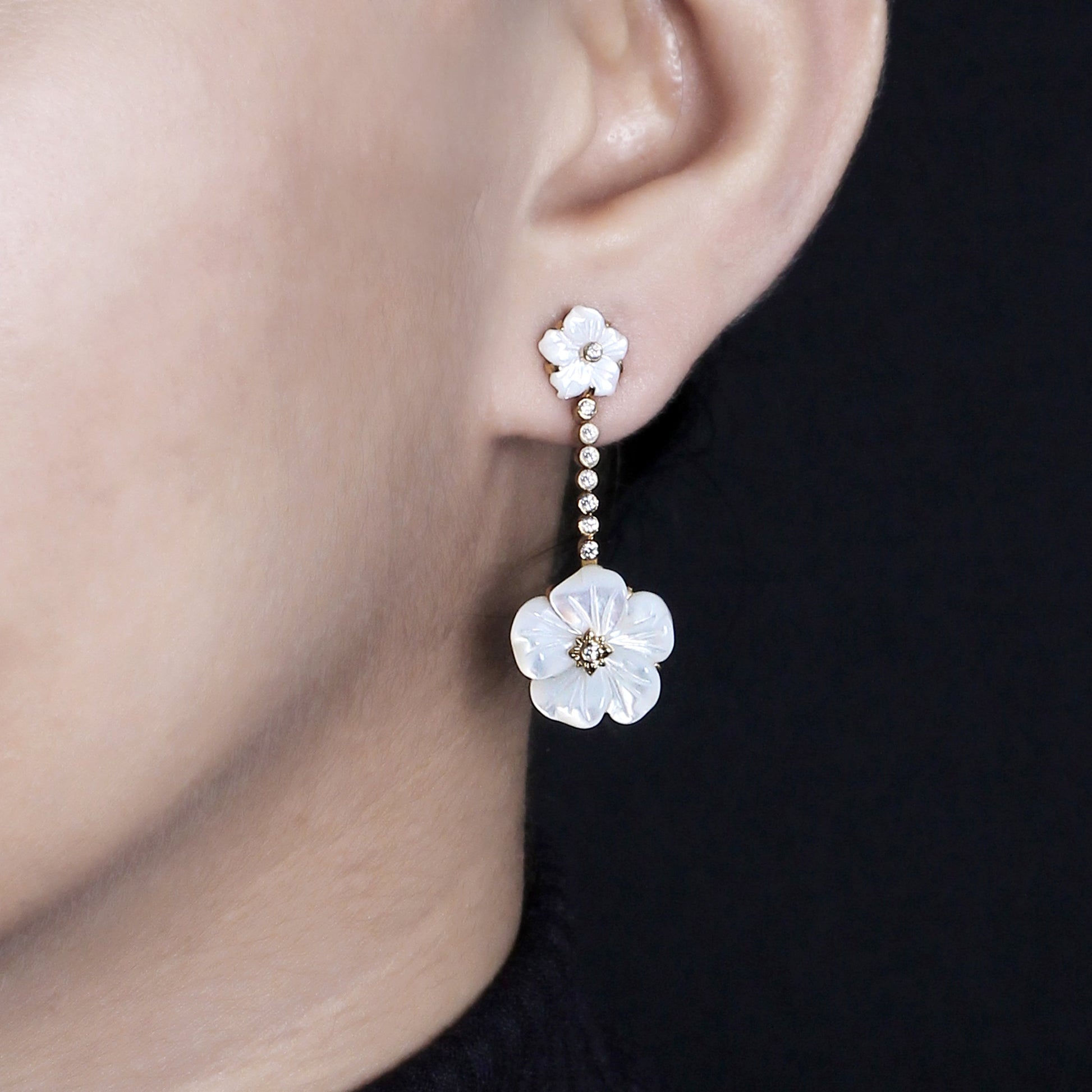 colorbloom-8mm-14mm-white-mother-of-pearl-flower-and-white-diamond-0-20ct-earring-in-18k-gold