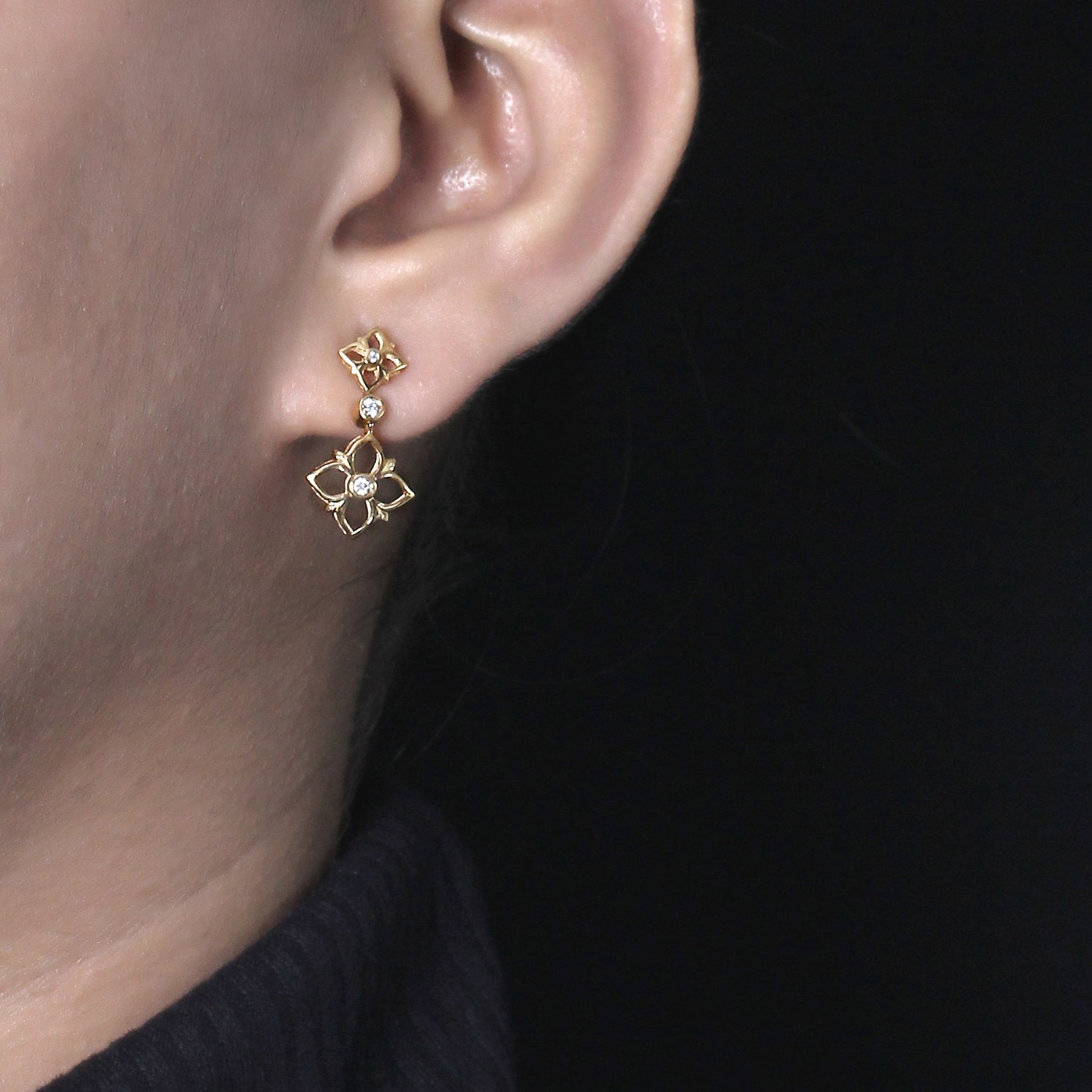 signature-white-diamond-0-10ct-7mm-11mm-earring-in-18k-gold