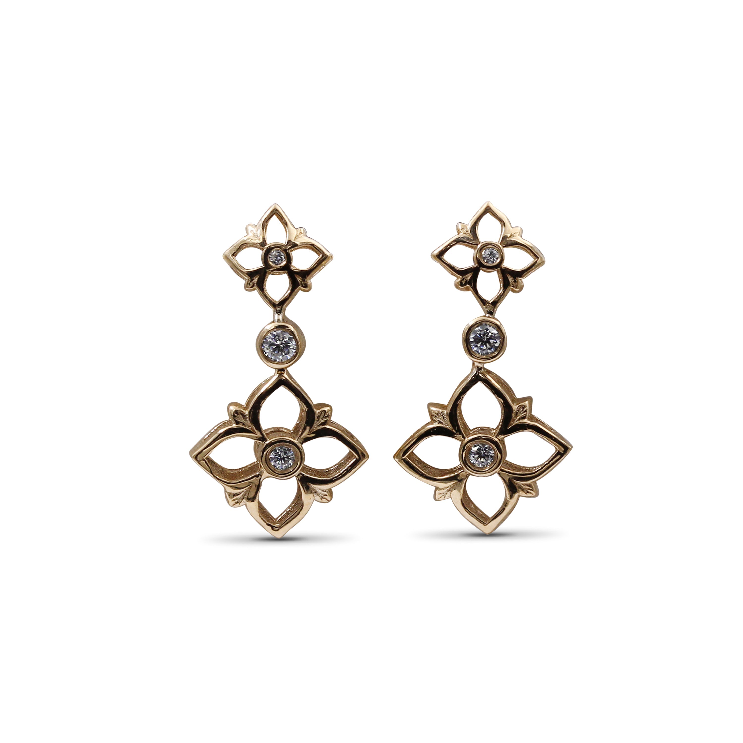 signature-white-diamond-0-10ct-7mm-11mm-earring-in-18k-gold