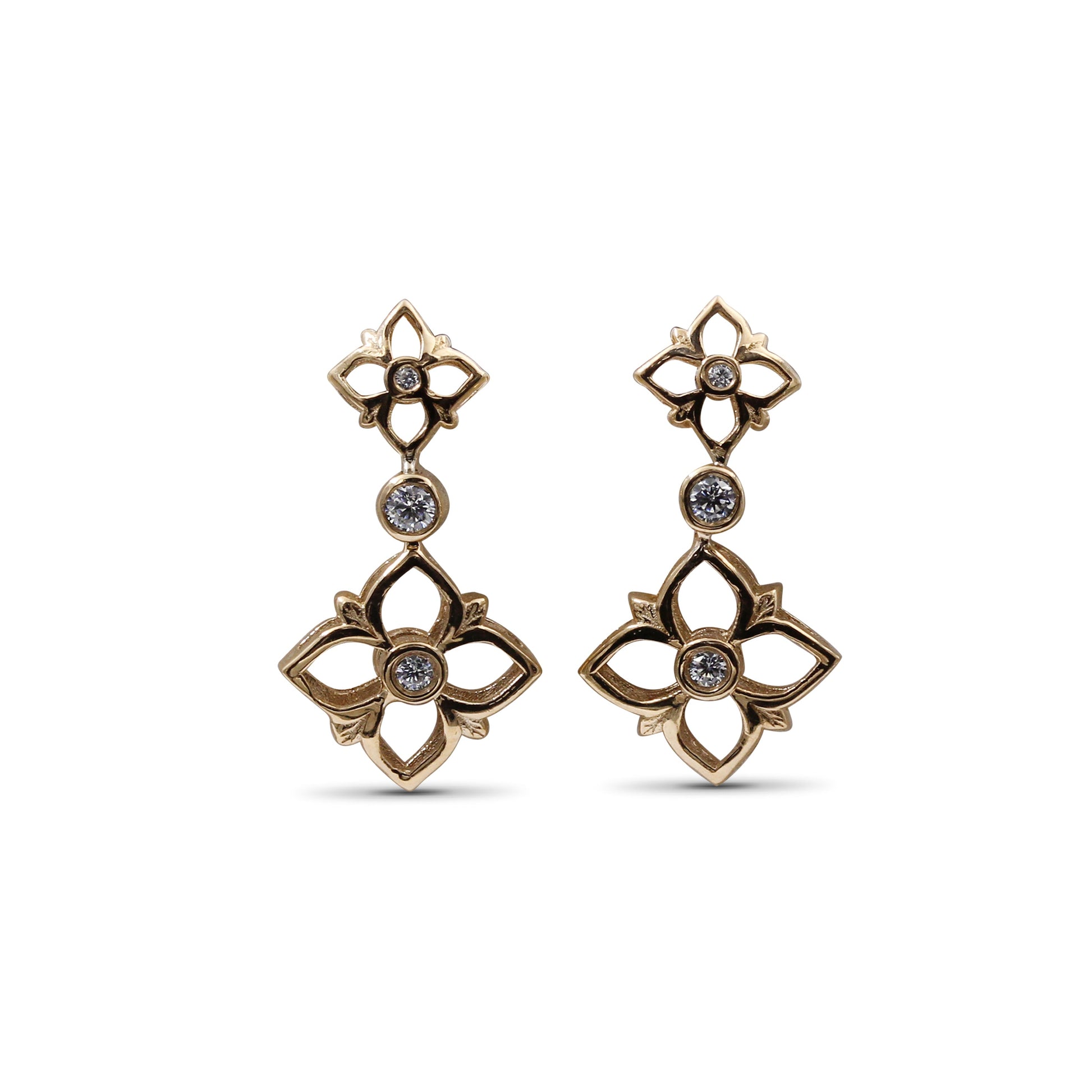 signature-white-diamond-0-10ct-7mm-11mm-earring-in-18k-gold