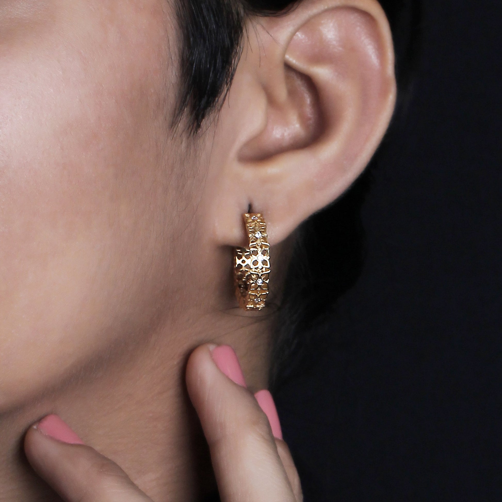 signature-white-diamond-0-10ct-5-10mm-hoop-earring-in-18k-gold