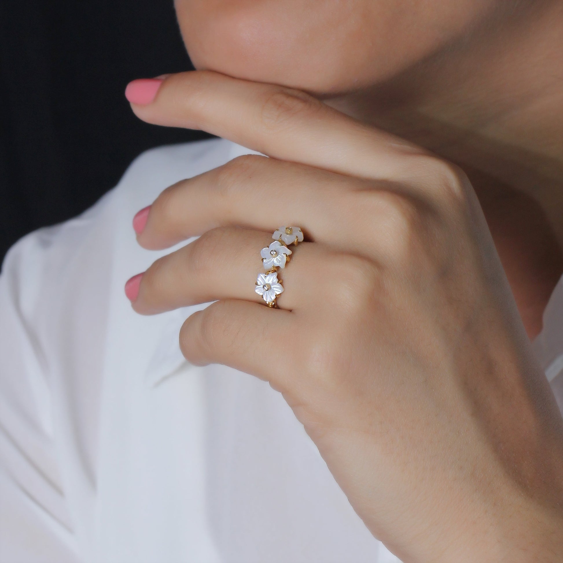 colorbloom-8mm-white-mother-of-pearl-flower-and-white-diamond-ring-in-18k-gold