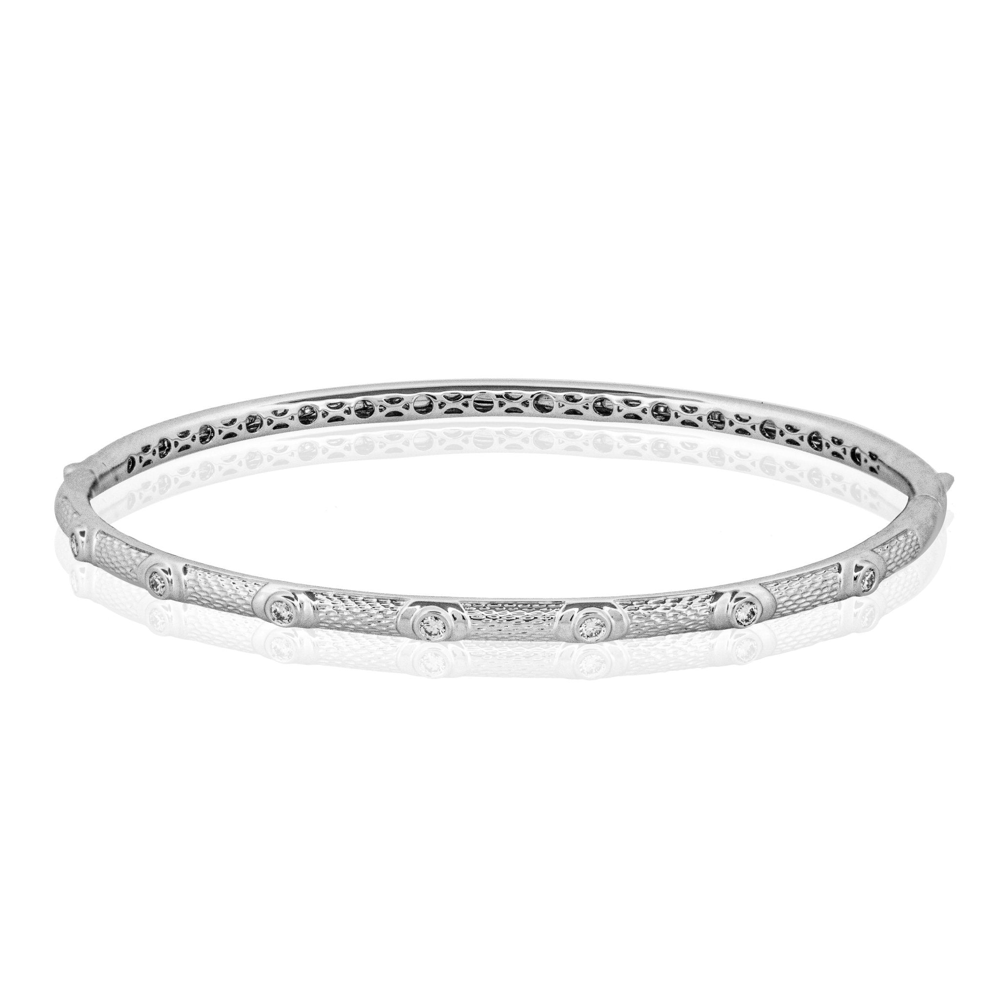 Brushed Bangle in 18k Gold with Diamonds