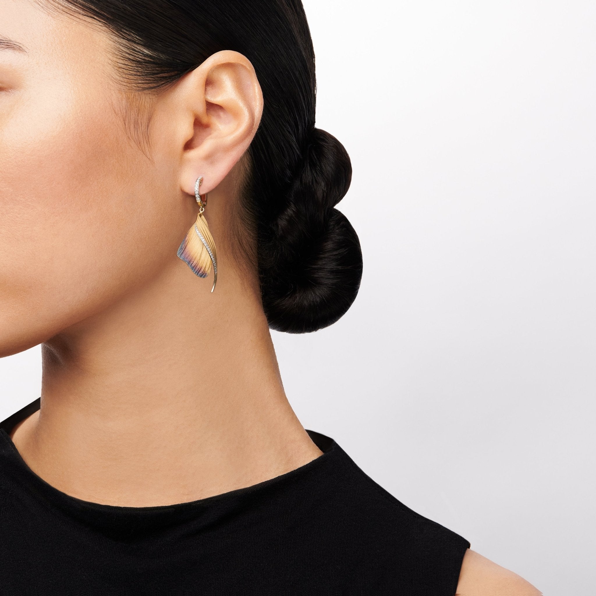fallen-leaves-earrings-in-18k-gold-with-diamonds DE171