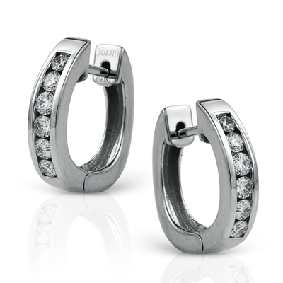 huggie-hoop-earrings-in-18k-gold-with-diamonds ER152