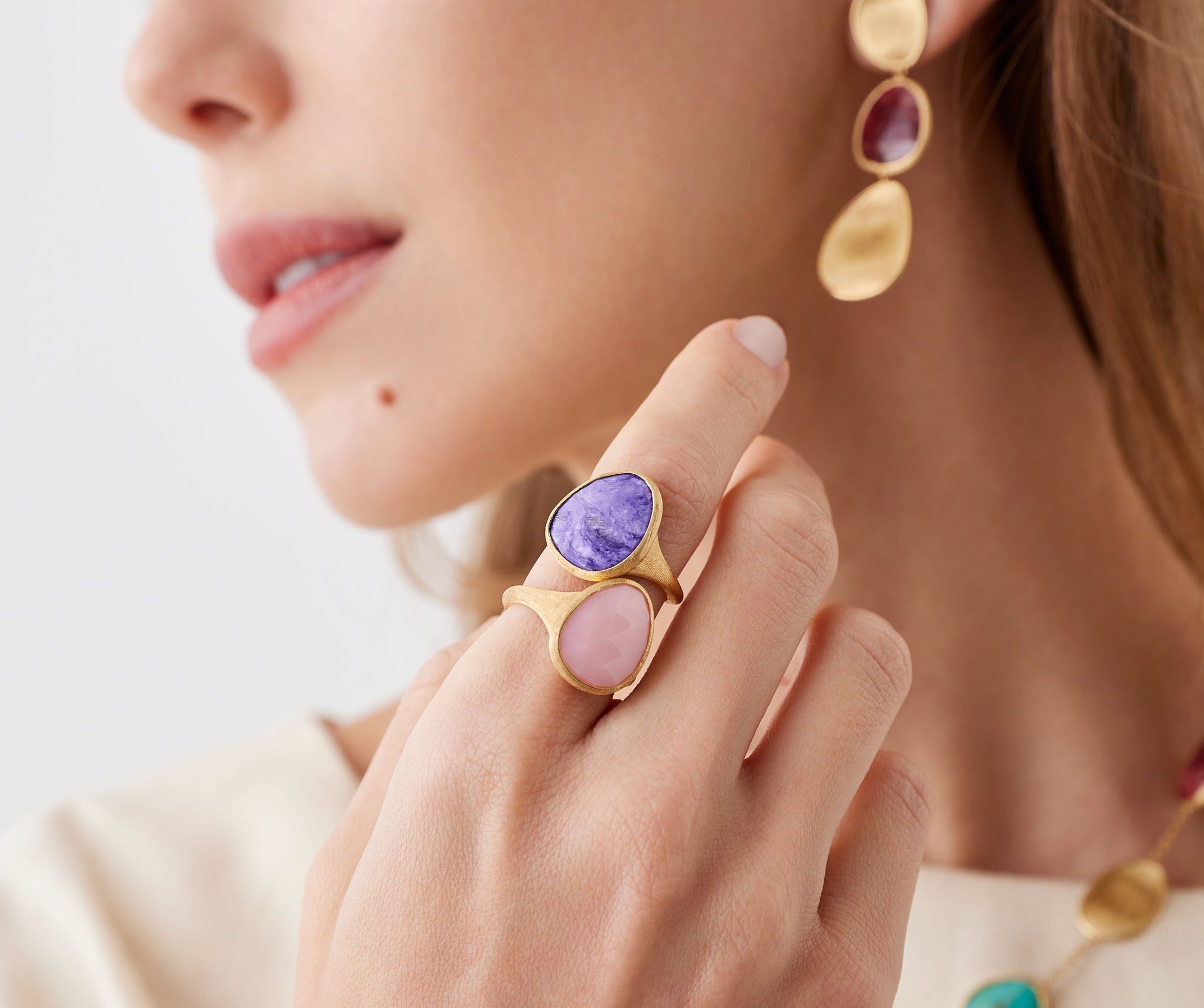 18K Yellow Gold Ring with Charoite