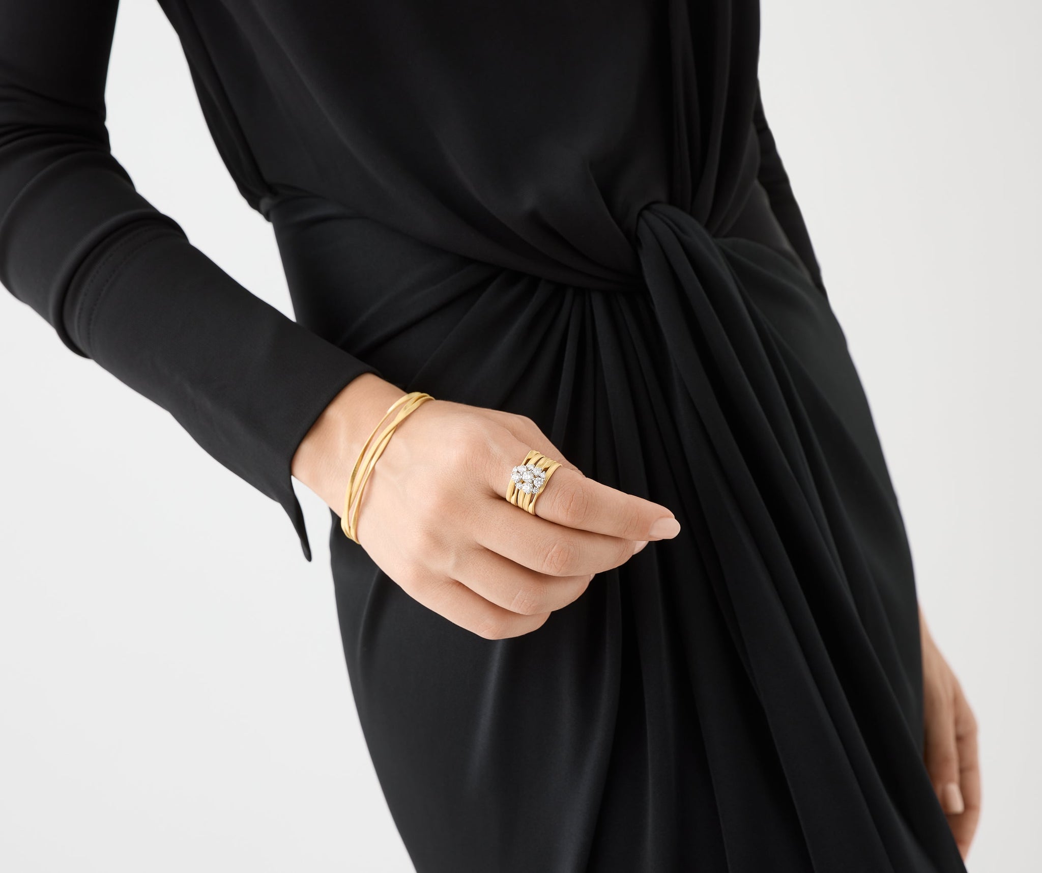 18kt yellow gold 5-strand ring with diamond cluster