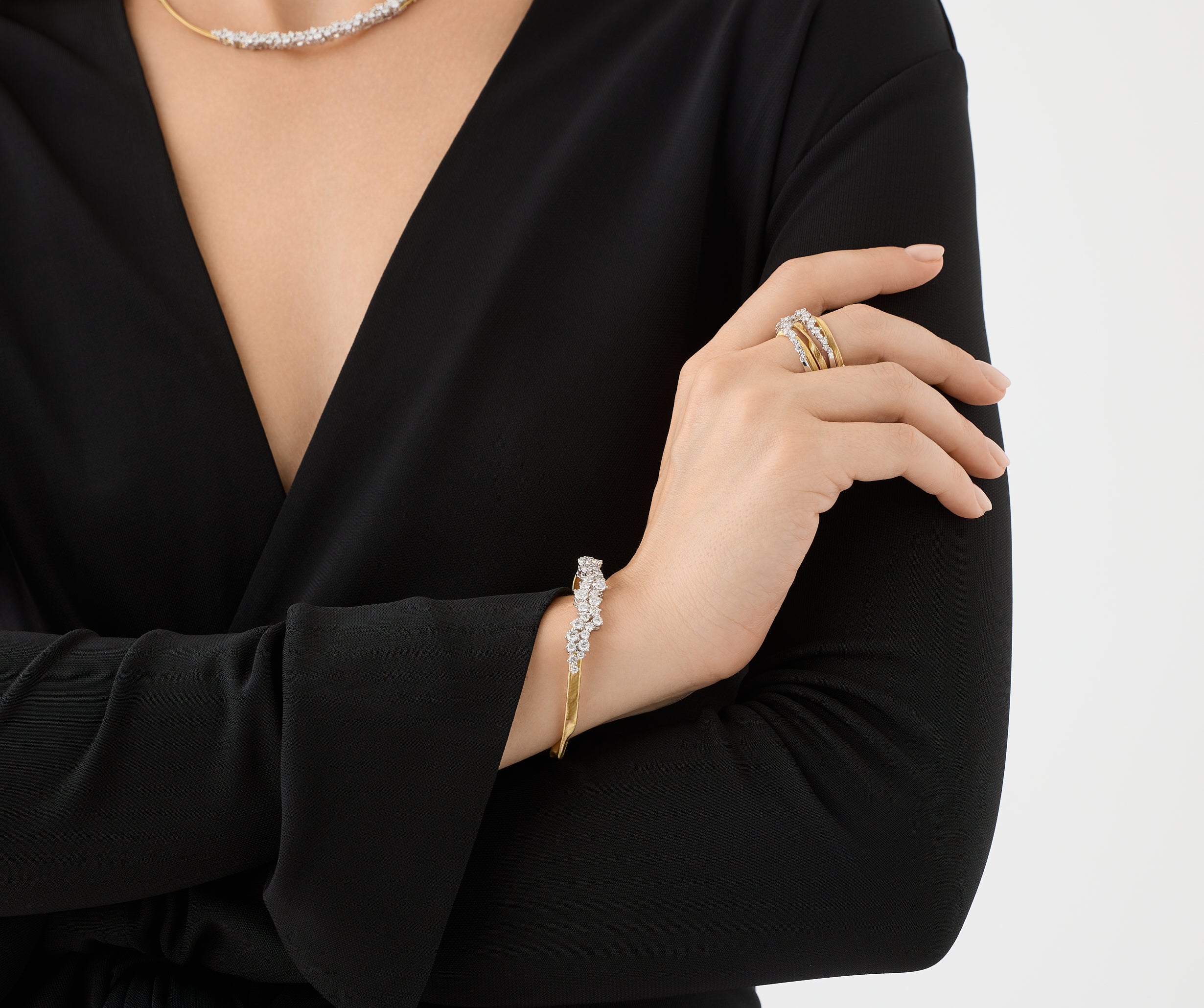 18kt yellow gold bracelet with graduated diamond cluster