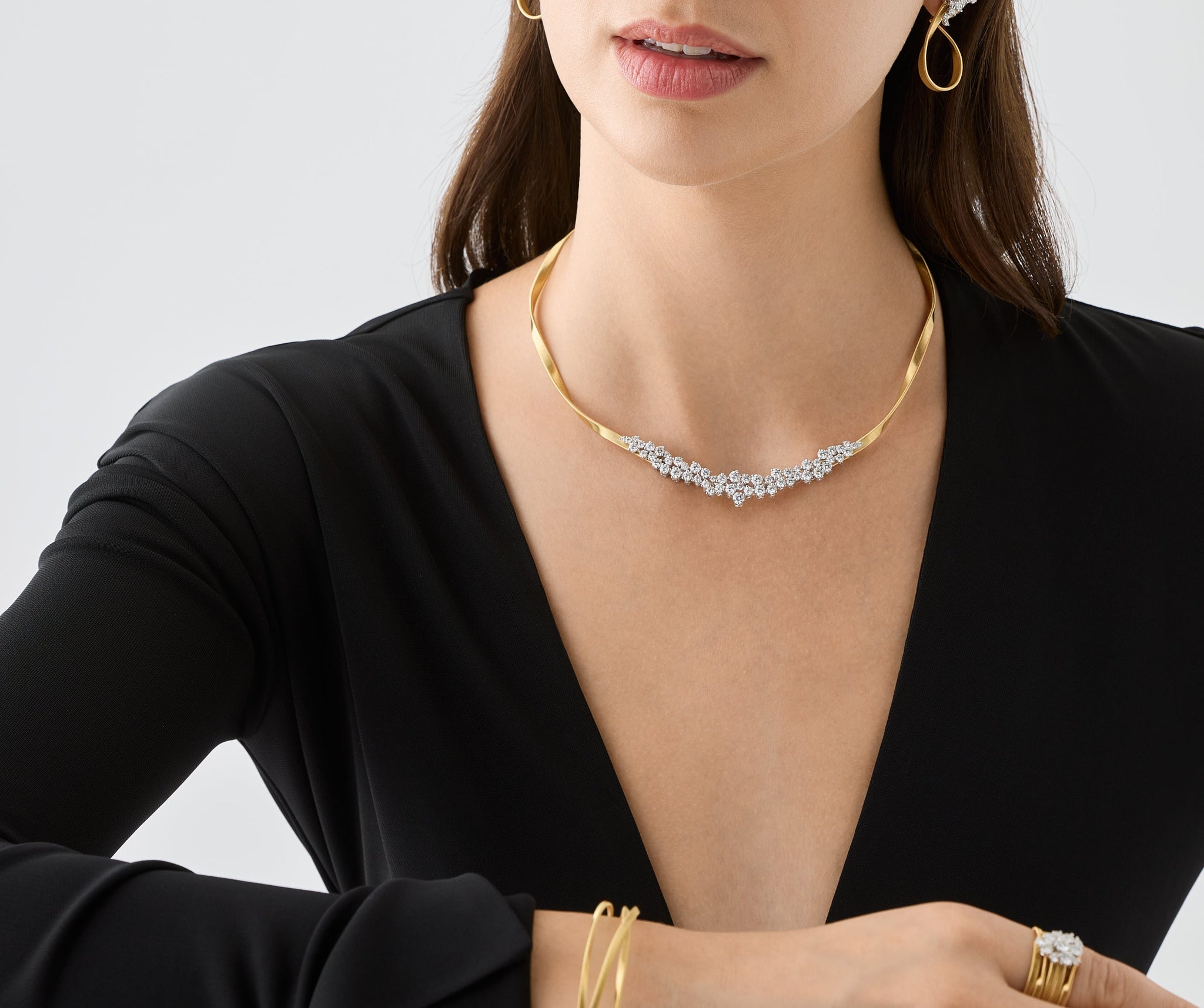 18kt yellow gold thin necklace with graduated diamond cluster
