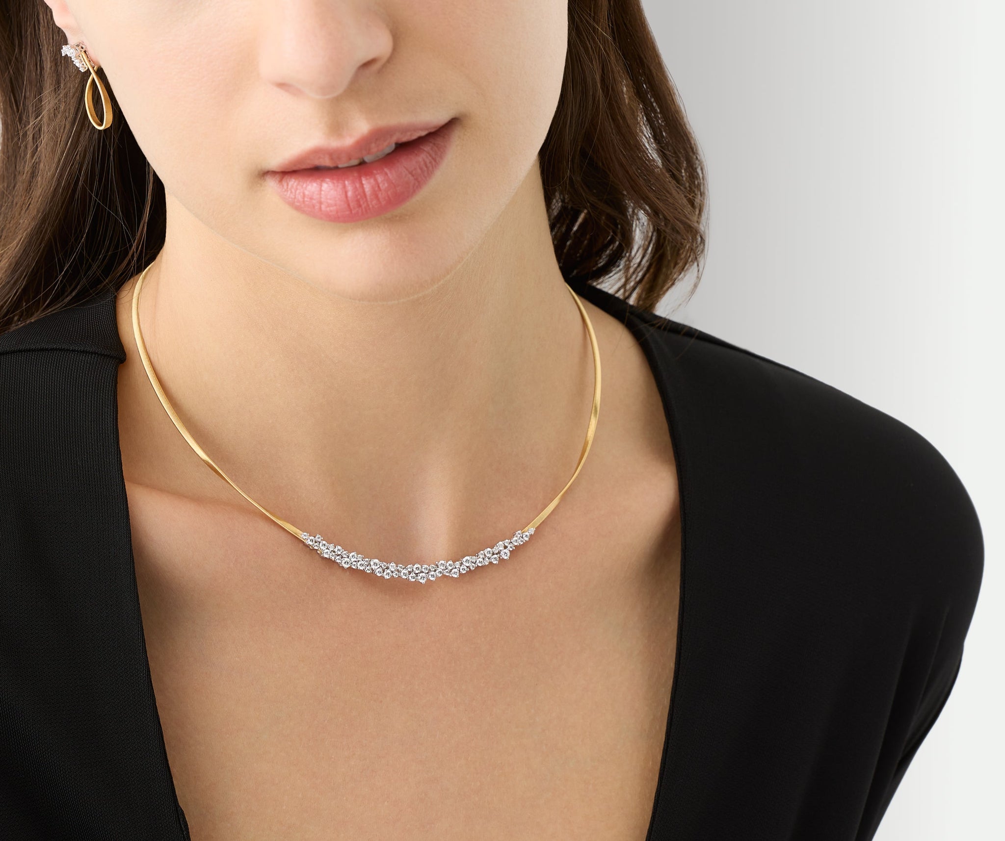 18kt yellow gold thin necklace with graduated diamond cluster, thin