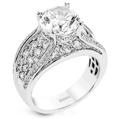 round-cut-engagement-ring-in-18k-gold-with-diamonds