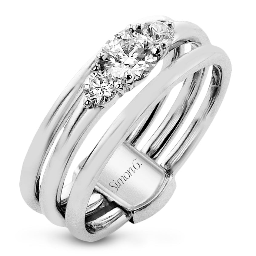 round-cut-three-stone-engagement-ring-in-18k-gold-with-diamonds