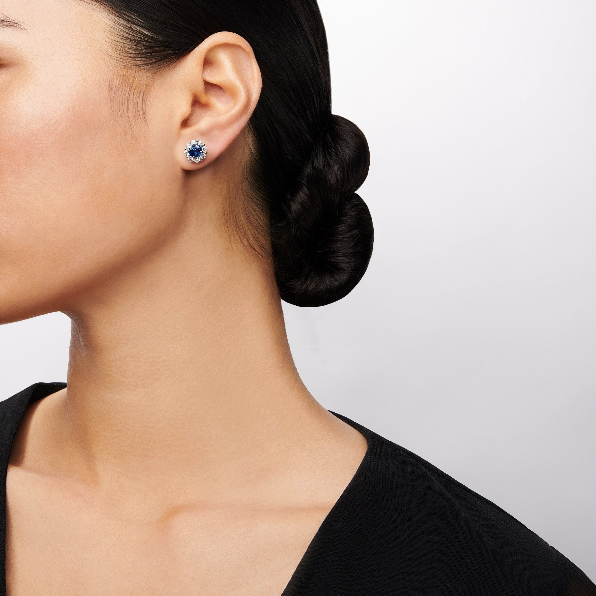 sapphire-stud-earrings-in-18k-gold-with-diamonds ME2077